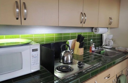 McCully - Moiliili Condo | Your own Treasure close to the Beach, shopping and centrally located.
