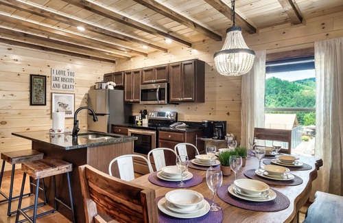 White Oak Lodge Cabin | Your Perfect Vacation Awaits! 4 Suites, FirePit, Game Room & Saltwater Pool!