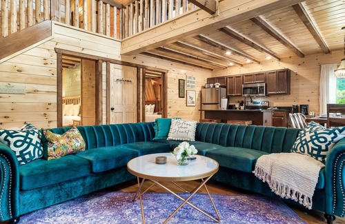 White Oak Lodge Cabin | Your Perfect Vacation Awaits! 4 Suites, FirePit, Game Room & Saltwater Pool!