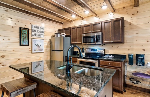 White Oak Lodge Cabin | Your Perfect Vacation Awaits! 4 Suites, FirePit, Game Room & Saltwater Pool!