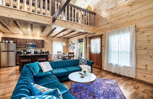 White Oak Lodge Cabin | Your Perfect Vacation Awaits! 4 Suites, FirePit, Game Room & Saltwater Pool!