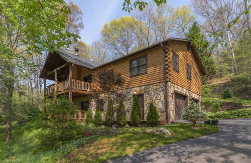 Waynesville Cabin | Your Smoky Mountain Cabin suite…In the heart of the Smokies. Dog friendly!