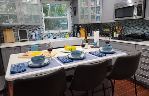 Pinellas Park House | Your St Pete and Clear Water Close Builtin Pool King Bed Full Kitchen Island