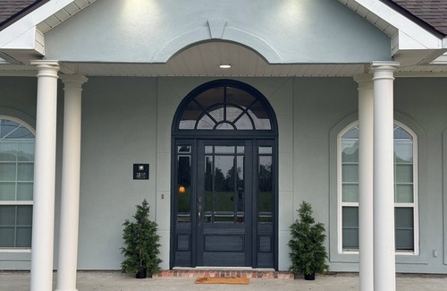 Lafayette House | Your stay at our "Cajun Gold Getaway" promises to be unforgettable. 5 Bedrooms!