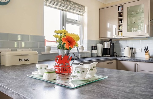 Llanedy Cottage | YR HEN FFALD, family friendly, with a garden in Pontarddulais