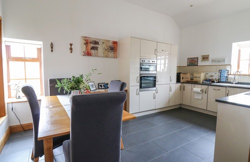 Newcastle Emlyn Cottage | YR HEN LLAETHDY, pet friendly, with hot tub in Newcastle Emlyn