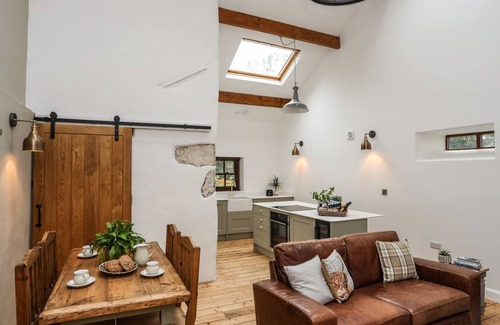 Llanrug Cottage | YR HEN ORIEL, family friendly, character holiday cottage in Llanrug