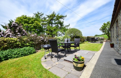 Felinfach House | Yr Onwydden - Two Bedroom House, Sleeps 4