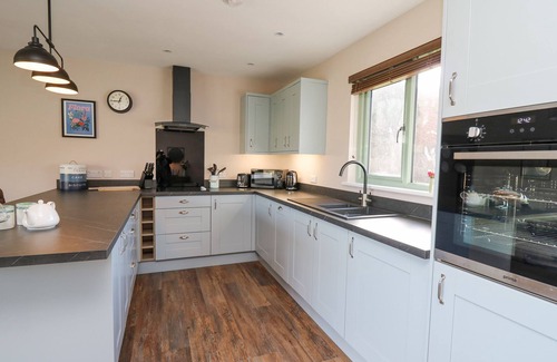 Llandrindod Wells Cottage | YSTRAD WEN, pet friendly, with hot tub in Newbridge-On-Wye
