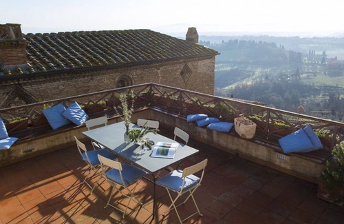San Gimignano City Centre Apartment | Zafferano Rooftop Terrace Tower House