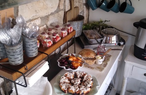 Kerrville Cabin | Zannabella B&B-Glamping- Cedar Grove Cabin - Ingram, TX breakfast included