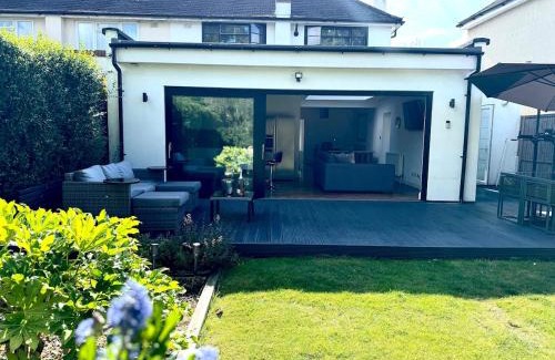 Hatfield House | Zarza House 4 bedroom Home Sleeps 8 large Garden wifi and free Parking