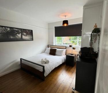Hatfield House | Zarza House 4 bedroom Home Sleeps 8 large Garden wifi and free Parking