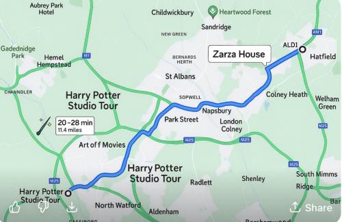 Hatfield House | Zarza House 4 bedroom Home Sleeps 8 large Garden wifi and free Parking