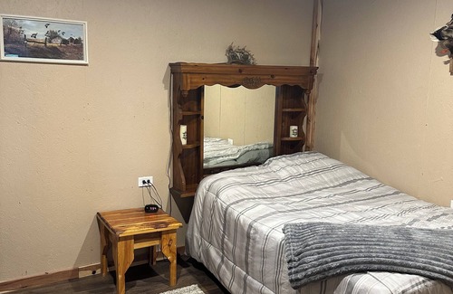Winigan Cabin | Zeke’s Retreat – Hunter’s Getaway with On-Site Taxidermy Shop