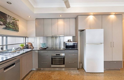 Darwin City Centre Apartment | Zen City-Venture: Balcony Dining - Cozy - CBD