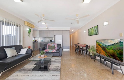 Darwin City Centre Apartment | Zen City-Venture: Balcony Dining - Cozy - CBD