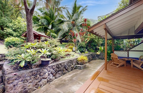 Hawaii Kai House | Zen home with fast WiFi, washer/dryer, koi pond & large lanai