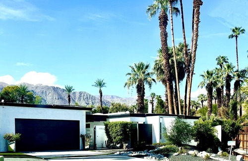 Rancho Mirage House | Zentierra~ Great Location! Mid Century Home! Quiet, Clean, and a Putting Green!