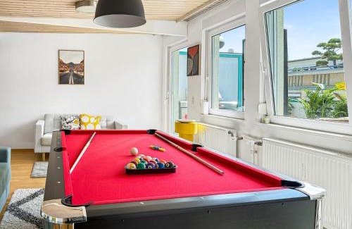 Rathaus Apartment | Zentrale Stgt Ferienwohnung Whirlpool Billard 10 Pers