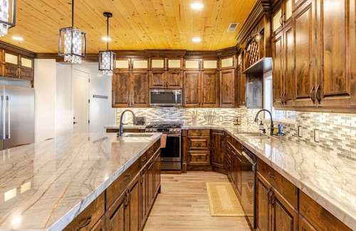 Colorado City Villa | Zion Vista 7BR/5.5BA Poolside Manor Near Zion: Sauna, Hot Tub, Golf, Gym