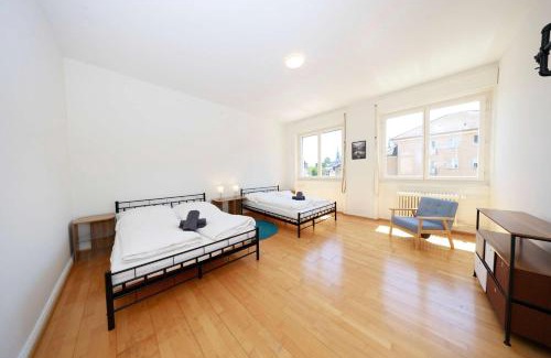 Sihlfeld Apartment | Zurich City Gem Steps to Tram Family & group