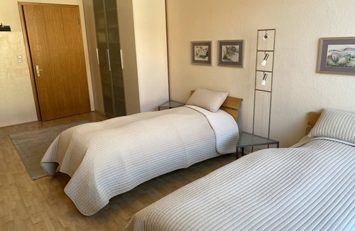 Suedstadt Apartment | Zweibettzimmer Business mit Eigenem Bad, Max. 2 Personen