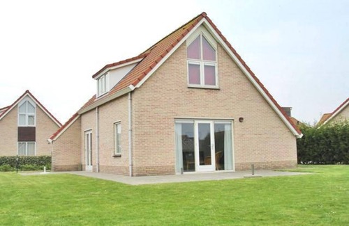 Breskens House | Zwin no.184 on Scheldeveste beach park. A detached 6-person bungalow with approx. 102m2 of living comfort and a lovely garden right by the water.