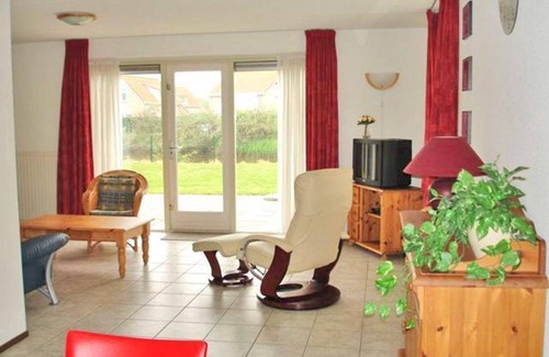 Breskens House | Zwin no.184 on Scheldeveste beach park. A detached 6-person bungalow with approx. 102m2 of living comfort and a lovely garden right by the water.