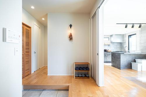 海まで徒歩7分庭とデッキでくつろぐ大人葉山の上質ステイ