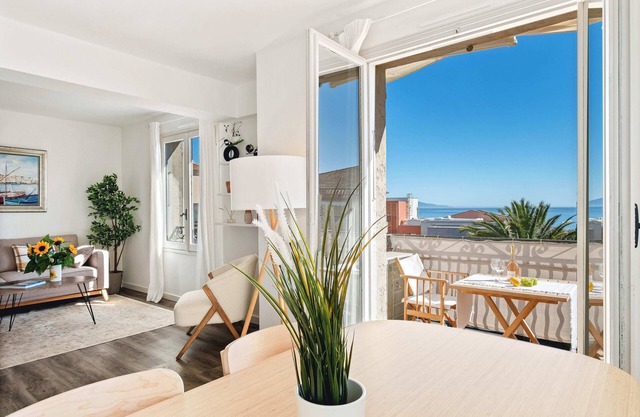 04. Bright apartment with balcony and sea view, close to the beach