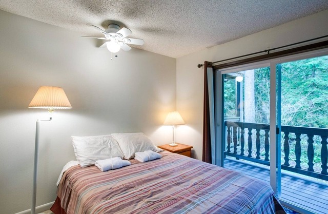 09SLL - Convenient - Inexpensive - Sleeps 2 by RedAwning