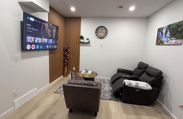 1 Bed En-suite Bath in Calgary near the Airport. Clean & Cozy