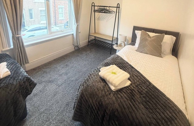 1 Bed Flat - Sleeps 3 - Parking - Pet friendly
