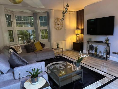 1 Bed Flat - Sleeps 2 - Jacuzzi - Parking - Wifi