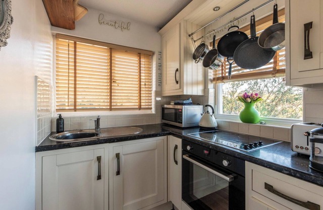 1 Bed Flat - Sleeps 2 - Pets - Balcony - Parking