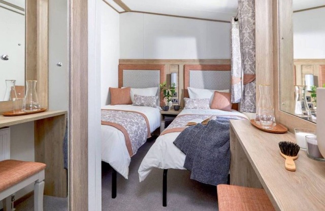 1 Bed Lodge Sleeps 4 - Pet Welcome - Fireplace