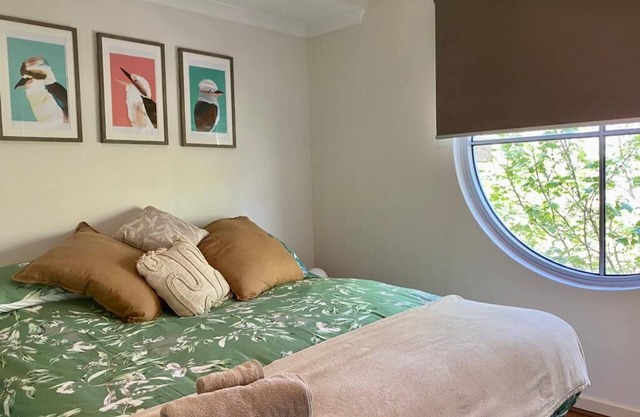 1-bed riverside Apartment - walking distance to Optus Stadium, parking and pool