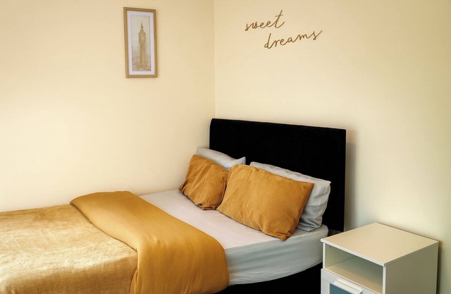 1 Bed - Sleeps 3 - Wolverhampton City Centre