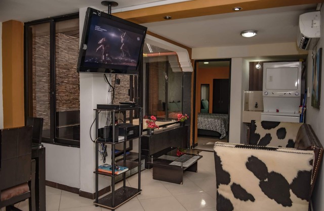 1 Bedroom AC Hot Tub 3 blocks from Park lleras.