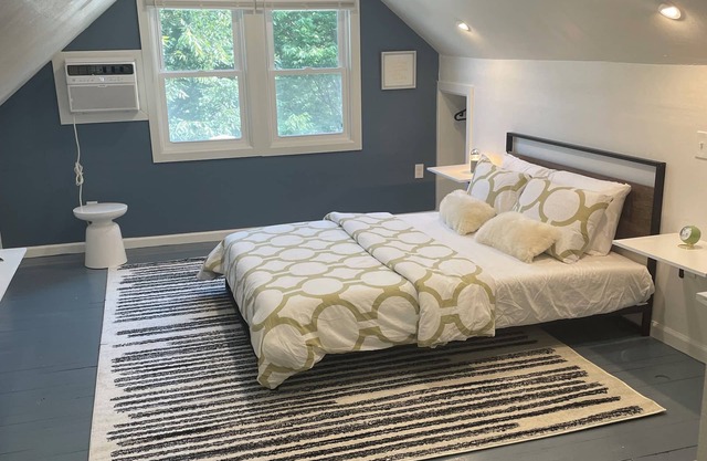 1-bedroom apartment just 15 minutes drive to Cleveland Clinic and Airport