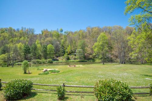 1 Bedroom Cabin Overlooking New River- Sleeps 4, Dogs OK, Fire Pit & More