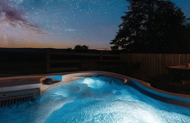 1 bedroom cottage with private hot tub.