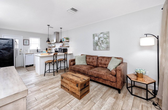 1 block to dwnt/7min beach/king bed/Free parking