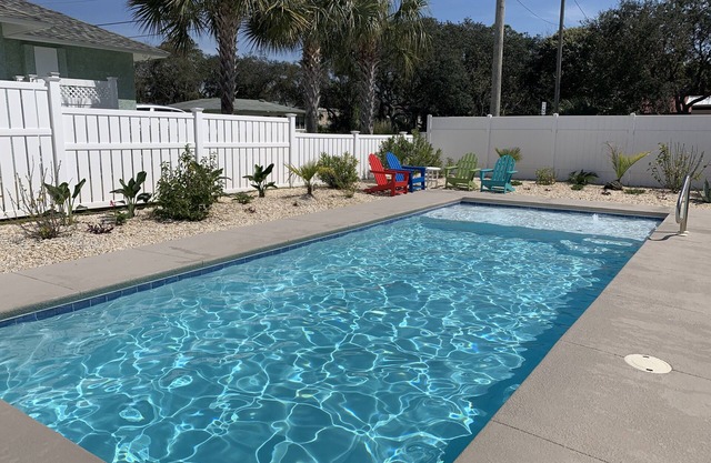 1 Block to the Beach, Private POOL and FREE 6-Person golf cart!