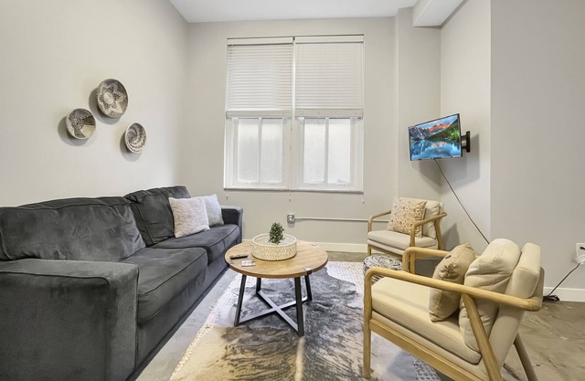 1 BR - 8 min walk to Court Ave District Downtown