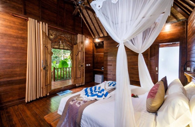 1 BR Balinese Wooden Cottage Near Mushroom Beach Nusa Lembongan