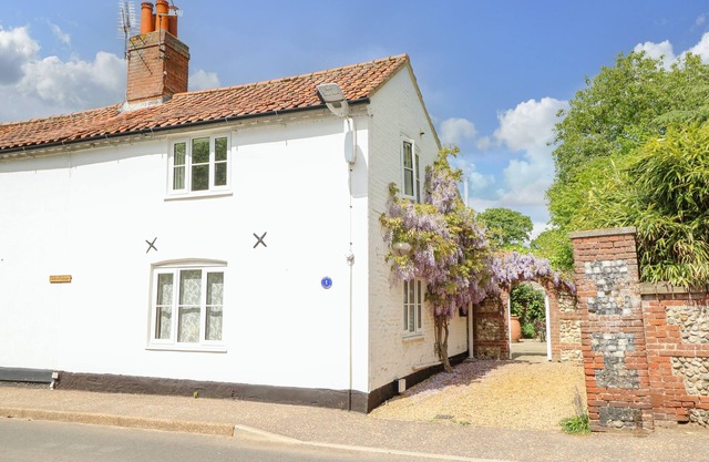 1 CHELSEA COTTAGE, character holiday cottage in North Elmham