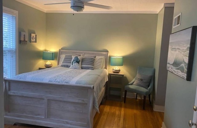 #1 cozy 1-Bdrm suite downtown with parking