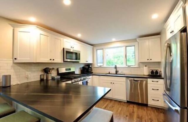 #1 EVL Creekview Townhome SKI BIKE GOLF & Hot Tub
